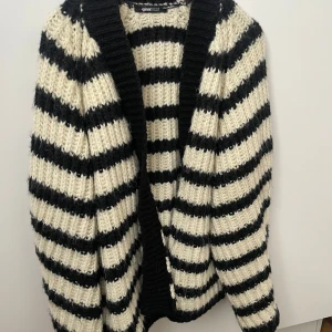 Randig oversized stickad kofta från Gina Tricot - Mysig stickad kofta från Gina Tricot i svart och vit randigt mönster. (Pris kan diskuteras) 