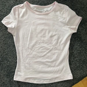 Ljusrosa t-shirt från Shein - Säljer en söt ljusrosa t-shirt från Shein. Den är kortärmad och har en rund halsringning, lite tajtare modell. Så snygg och så bekväm!