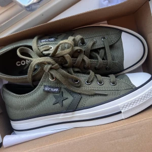 Olivgröna converse  - Olivgröna converse i storlek 38 Aldrig använda ute, endast testade inne en gång Slutsålda på zalando i denna storleken  Nypris: 929kr 