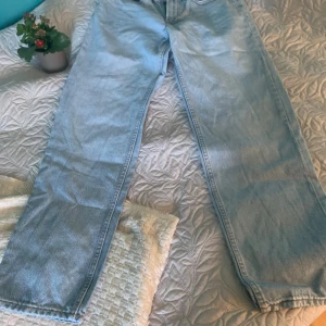 Ljusblå jeans från Vailent - Snygga ljusblå jeans från Vailent med klassisk femficksdesign. Perfekta för en avslappnad stil. De har en rak passform och är tillverkade i ett bekvämt denimtyg.