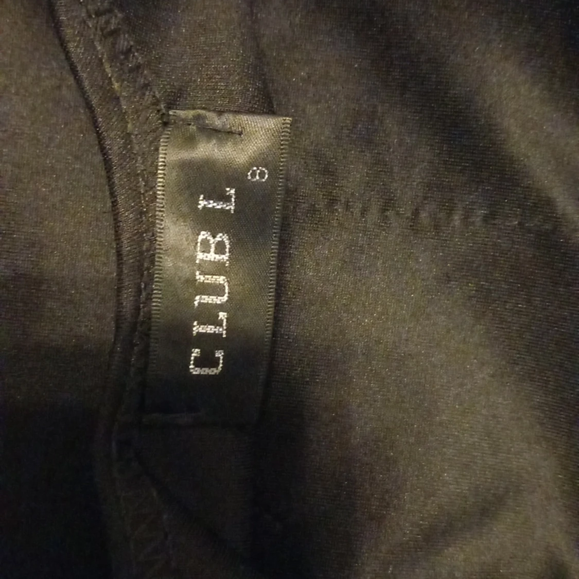 Svart topp med spetsdetaljer från Club L - 2