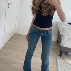 Lågmidjade bootcut blå jeans - Lågmidjade utsvängda jeans i mycket bra skick <3