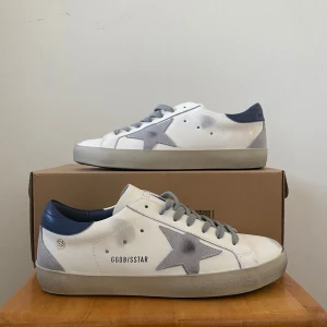 Golden goose - Säljer golden goose skor i storlek 42. Skorna är aldrig använda och är i perfekt skick. Dustbag medkommer men inte og boxen. Obs inte org1nal.