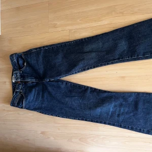 Blå jeans från Wrangler - Säljer dessa fina jeans ifrån wrangler storlek 25 L32. Inga defekter. Säljer pga fel storlek för mig❣️
