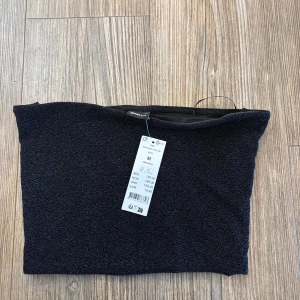 Svart tubtopp från Gina Tricot - Snygg svart tubtopp från Gina Tricot i storlek M. Perfekt för en stilren look, enkel att matcha med olika outfits. Materialet är mjukt och stretchigt för en bekväm passform. OBS!! Det är en storlek M men passar en S då den är liten i storlek! Skriv om du vill ha egna bilder