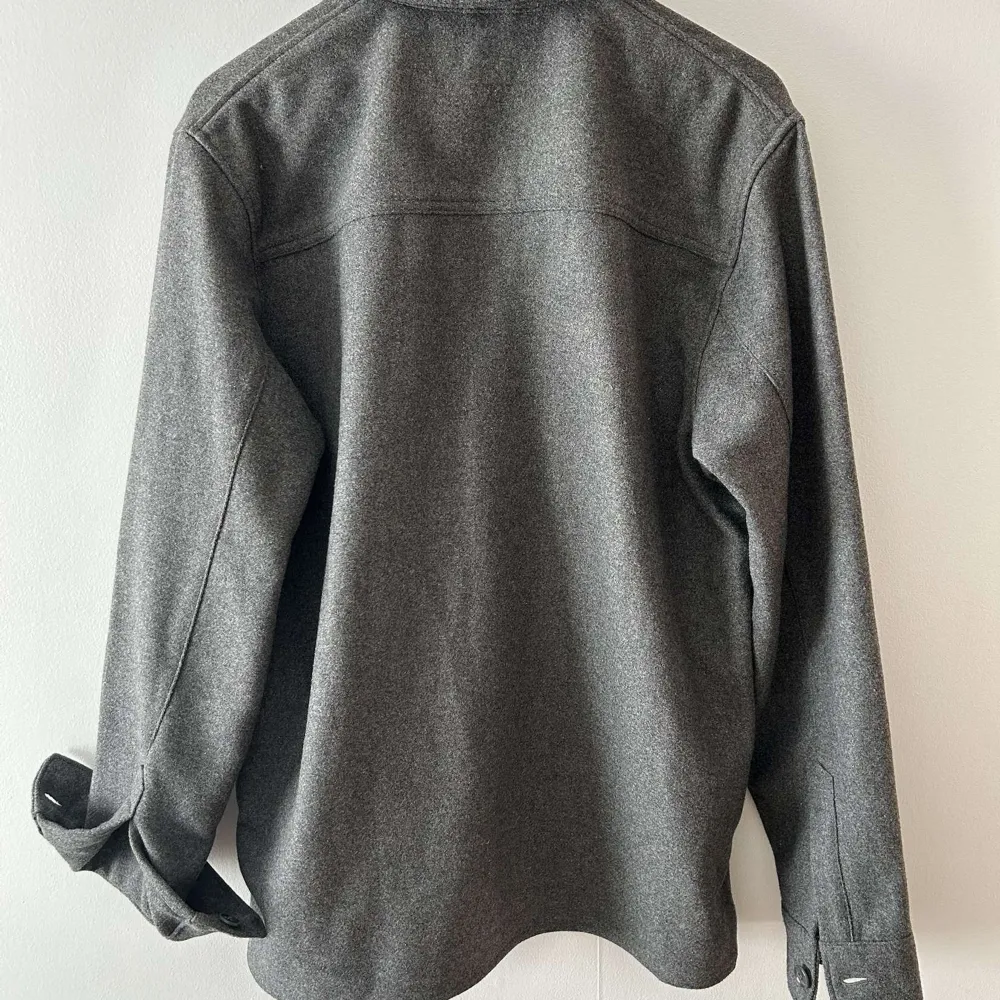 Snygg grå overshirt från The Kooples med knappar framtill och två bröstfickor med lock. Perfekt för lager-på-lager-stil. Långärmad design som funkar året runt.. Takit.