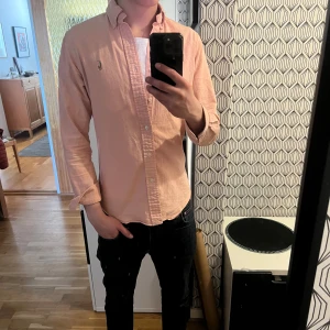 Ralph lauren skjorta - Riktig schysst rosa Ralph laruen skjorta. skick 10/10 använd en gång🤩. Strlk s