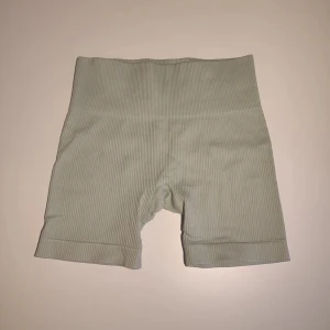 Gröna ribbade shorts - Snygga gröna ribbade shorts med hög midja. Perfekta för en avslappnad stil eller träning. De har en tight passform som framhäver figuren och de är inte genomskinliga.  