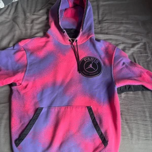 PSG X Jordan Hoodie - Säljer en hoodie som gjordes år 2022 för att efterlikna PSG’s fjärde ställ. Den har använts en del så är lite sliten men har inga stora skador som hål eller liknande.