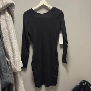 Svart stickad klänning från Bubbleroom - Jag säljer en svart stickad klänning från Bubbleroom i storlek S. Jag säljer denna för att den var för stor för mig och de 30 dagarna jag hade för att skicka tillbaka klänningen tog slut. Materialet är mycket mjukt och bekvämt, sticks inte alls och den är lite ribbad som man kan se på bilden! En bra klänning som man kan både ha på en lite kallare sommardag eller som en fin höstklänning. Den har alla prislappar kvar och är bara provad en gång. 