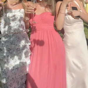 Rosa balklänning  - Rosa balklänning utan band, lång och passar mig som är 175! 💖endast använd en gång 