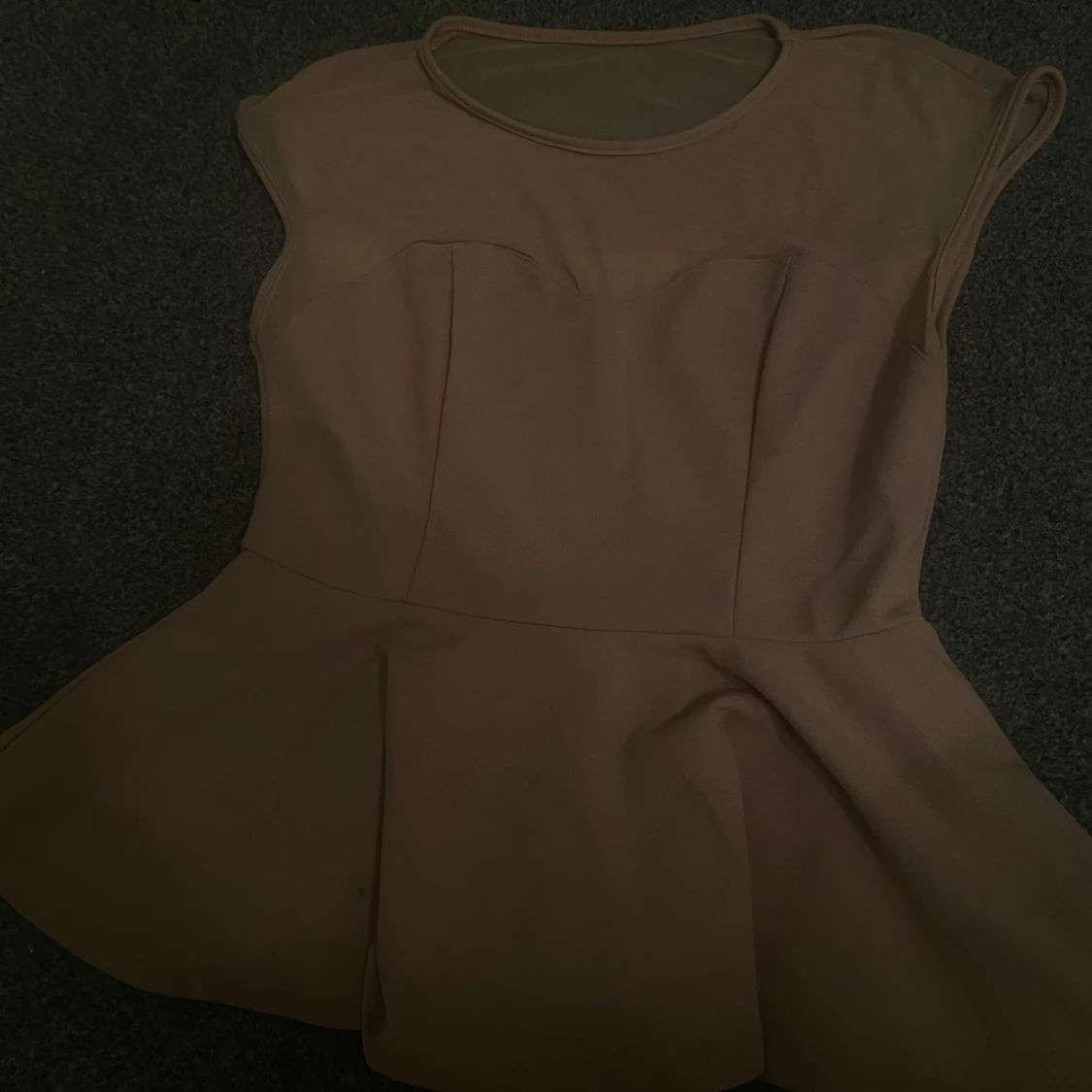 Beige blus med peplum - 1