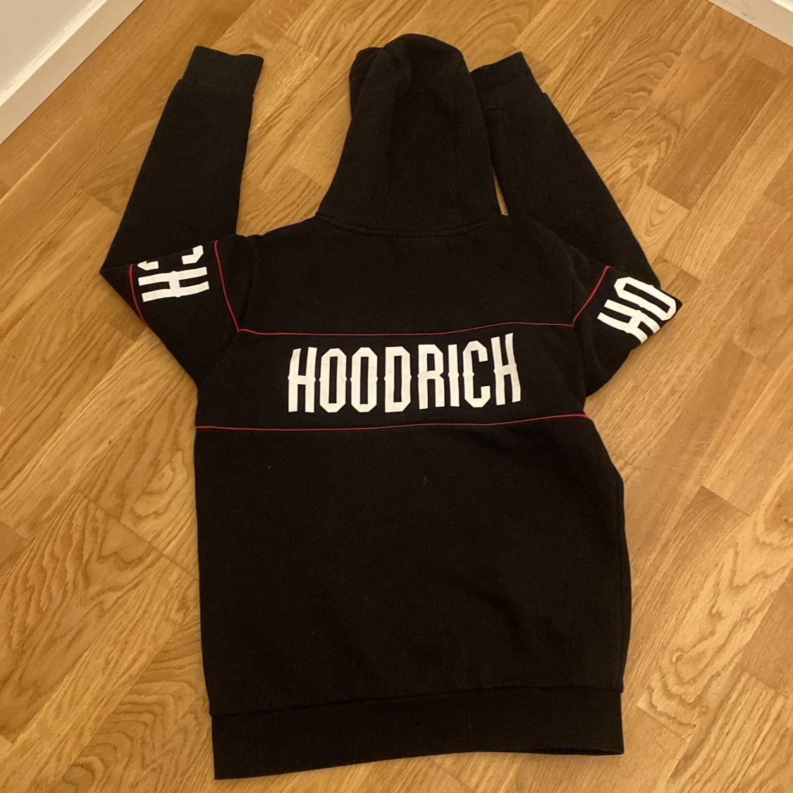 Svart hoodie från Hoodrich - 3