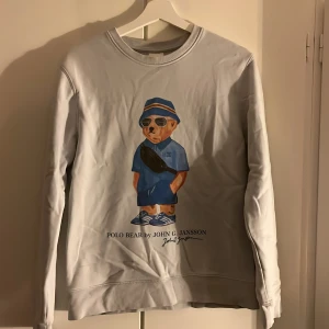 DIF tröja - Säljer en grå sweatshirt med ett coolt Polo Bear-tryck med DIF inspo på framsidan. Tröjan stick skulle jag säga är 7/10. Storlek XS. Jag skulle påstå att tröjan ör light blue/grey