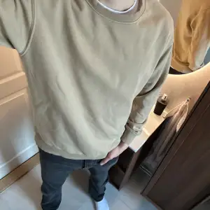 En sweatshirt från Jack & Jones, tillverkad av 70% bomull och 30% polyester. Endast använd en eller två gånger. Ordinare pris: 399 kr