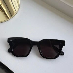 Svarta Chimi 04  - Säljer dessa snygga solglasögon från Chimi. De är svarta och är i modellen 04, och den vanliga storleken🥰Box följer med😊Köpte de för 1400 kr på NK Göteborg!