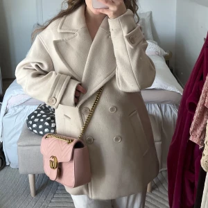 Kort kappa - Så fin kappa från ellos i ullblandning. Endast använd några gånger. Tidlös modell!🩷💗💖 