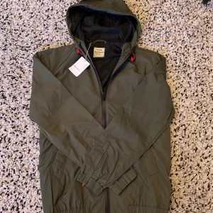 Zadig & Voltaire Jacka - Säljer nu denna riktigt snygga Zadig & Voltaire jacka i storlek XS som sitter som S. Den är helt ny med prislapp på  och är i färgen oliv grön.  Nypris ca 4000 , vårt pris 1349 . Priset kan diskuteras!!