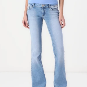 Ljusblå bootcut jeans - Finaste ljusblåa lowwaist jeansen från only! Storlek XS/30. Endast använda en gång men säljer för tycker dom är lite för korta.