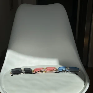 Fyrkantiga solglasögon i olika färger - Säljer dessa snygga solglasögon som är både för tjej & kille. Kan fraktas men går även bra att mötas upp :)   Skicka ett meddelande så tar vi det därifrån😎