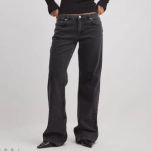 Jeans NAKD - As snygga mörkgrå jeans från NAKD i storlek 34. Den populära modellen ”jeans med låg midja”. Använd fåtal gånger, jätte snygga men kommer inte till användning 🙌🙌