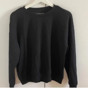 Sweatshirt  - Svart sweatshirt från lager 157 i storlek xs. Använd 2 gånger (därefter tvättad). Lite glansigt tyg (Material 50% Viskos, 45% Polyester, 5% Elastan). Köparen betalar frakten!