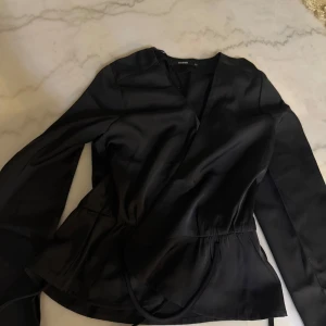 Svart tröja från Bik Bok - Använd, men är fortfarande i mycket bra skick. Köpt för 399kr. Säljer på grund av att den är för stor vid bysten💓