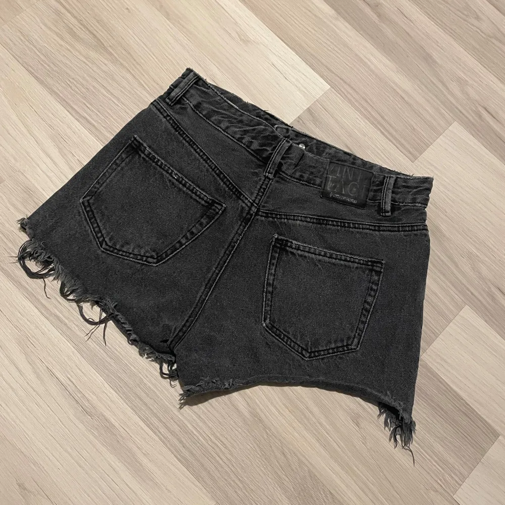 Snygga svarta jeansshorts med fransiga kanter. Ger en cool look.. Shortsit.