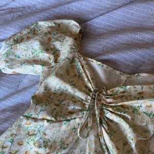 Blommig klänning - Supergullig klänning från Shein. Har används några gånger men är som ny🫶🏼