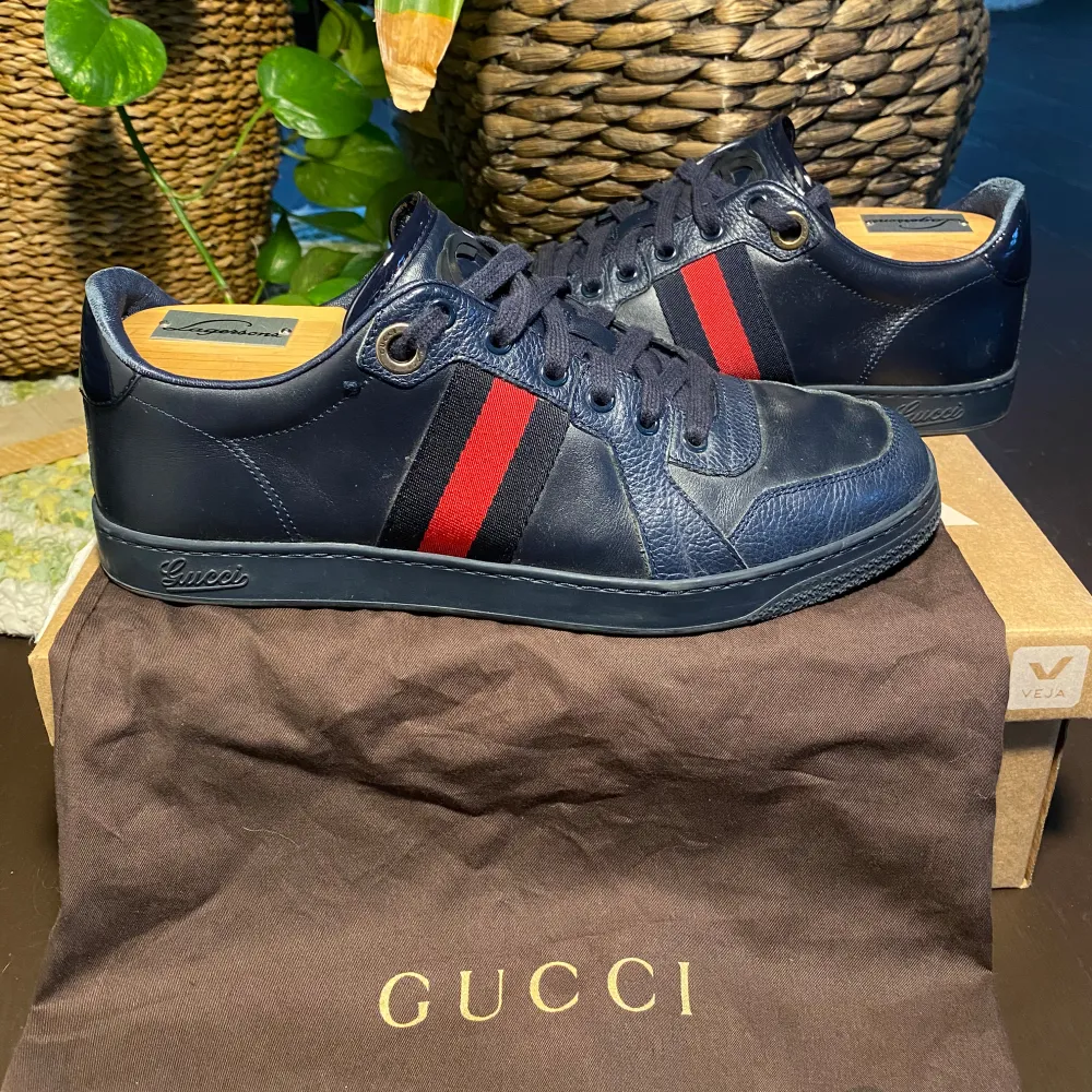 Gucci Screener i äldre kollektion med klassiska stripen och marinblått skinn. Sjukt stilrena med klassiska ränderna på sidan. Unika, sällsynta och svåra att få tag på. Neutrala och passar till allt. Dustbag medkommer. Storlek 42. Sparsamt använda och i fint skick. Skriv i DM vid frågor. . Kengät.