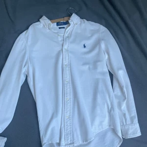 Ralph Lauren skjorta - Ralph lauren skjorta i storlek S Riktigt fet skjorta gjord i mesh som passar perfekt till en varm sommardag. Riktigt bra skick, nypris: 1650kr