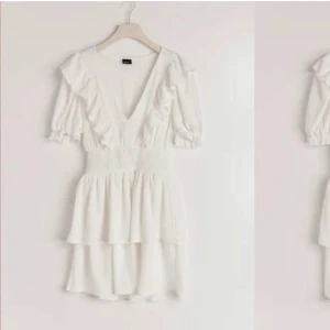 Vit klänning med volanger - Jättesnygg! Använd endast en gång, nypris 400kr och är öppen till att sänka priset vid snabb affär
