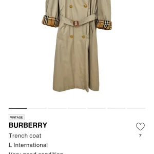 Beige trenchcoat från Burberry - Säljer en klassisk beige trenchcoat från Burberry med ikoniskt rutigt foder. Jackan har knappar och ett bälte i midjan för en elegant look. Perfekt för höst och vår.
