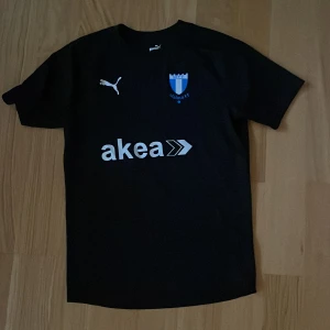 MFF Akadmi tröja  - Säljer en MFF akademi tröja. Tröjan är i storlek S. Hör av er för fler frågor. 