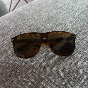 Ray-bans boyfriend - Tjena, säljer mina ray bans P då de inte kommer till användning. Skicket är mycket bra och har inga defekter. Brillorna är poliserade. Hör av dig vid frågor!
