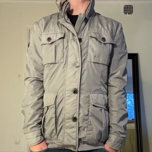 Hackett London jacka  - Säljer den här sjukt stilrena och högkvalitativa Hackett London fieldjackan, i storlek S, för 1199kr | Skick: 9/10, i bra skick | Kan mötas upp | Skriv om minsta funderingar! 