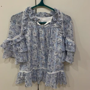 Sommar blus  - Oanvänd super bra skick, pris går att diskutera 💗💗