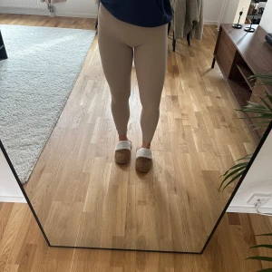 Beiga träningstights - Jätte jättefina beiga träningstights från Linn lowes märke stacci athletics. Aldrig använda.   De är i ett superskönt mjukt och stretchigt material. De har även en scrunch i bak, som gör att de sitter jättefint.  Nypris 769kr