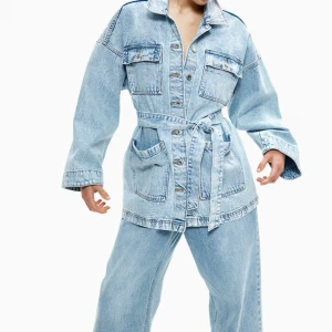 Ljusblå jeansjacka med bälte - Snygg ljusblå jeansjacka med knappar och bälte i midjan. Jackan har långa ärmar och flera fickor framtill för en cool look. Jackan är helt slutsåld på hm hemsida!! Köptes för 399❤️