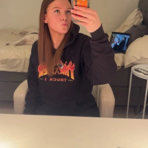 Svart hoodie från Thrasher - Säljer en svart hoodie från Thrasher då jag inte and änder den längre och är i väldigt fint skick❤️👍🏽 