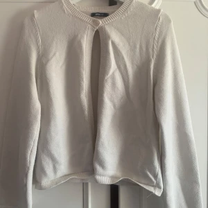 One button cardigan gina tricot - One button cardigan från gina tricot i storlek S.