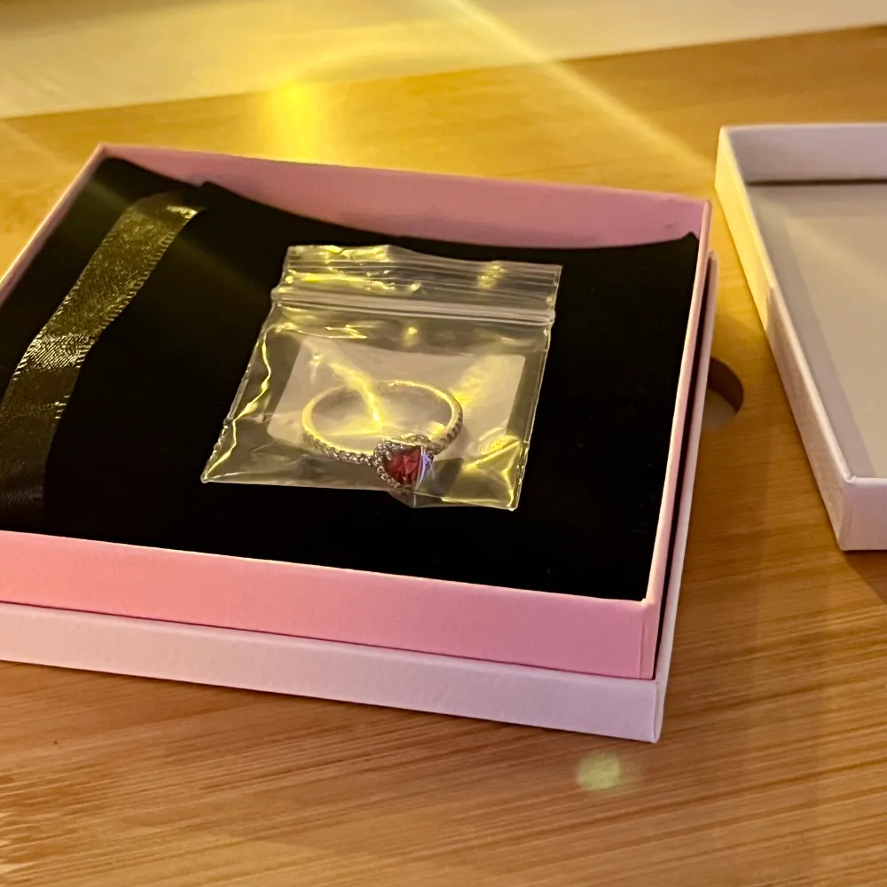 Säljer min Pandora ring som är köpt för 899kr, använd fåtal gånger då den blivit för stor för mig. . Muu.