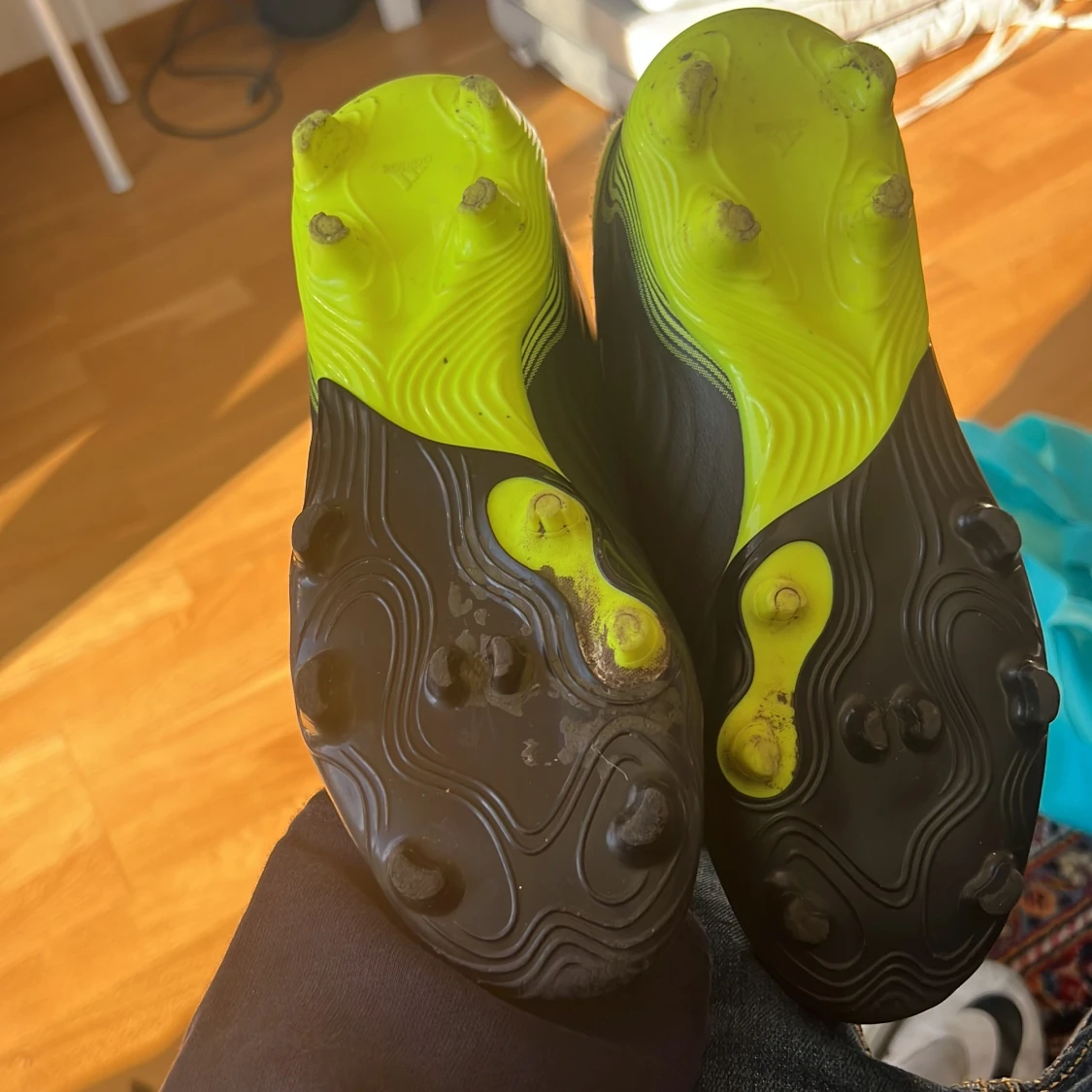 Svart gröna fotbollsskor från Adidas - 1