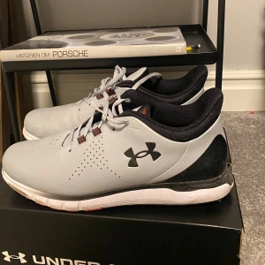 Golfskor från Under Armour - Säljer ett par otroligt sköna och snygga golfskor från Under Armour, endast använda på simulator 2 gånger. Nypris 1400.
