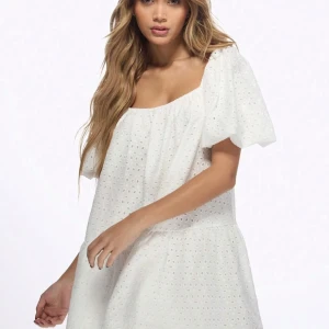 Studentklänning - Jättesöt vit klänning från missguided, passar perfekt till studenten. Säljer då det inte gick att returnera, så båda är helt nya med prislappen kvar! Skriv till mig innan ni köper vilken storlek ni vill ha!