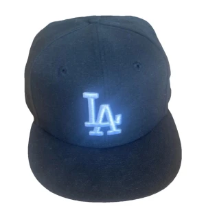 Svart LA keps - Säljer min svarta LA keps pga att jag inte använder den längre. Väldigt bra skick, inte smutsig. Kvitto eller boxen till finns inte. Priset kan diskuteras. Storlek 58,7