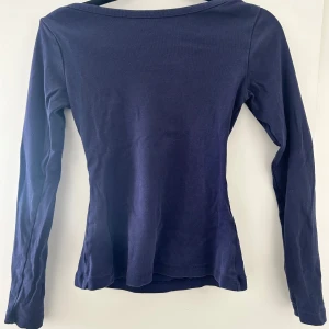 Mörkblå långärmad topp - Långärmad och figursydd tröja köpt på Zalando 💗