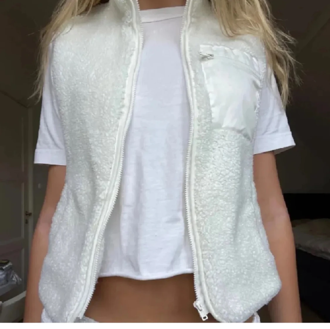 Vit fleeceväst med dragkedja