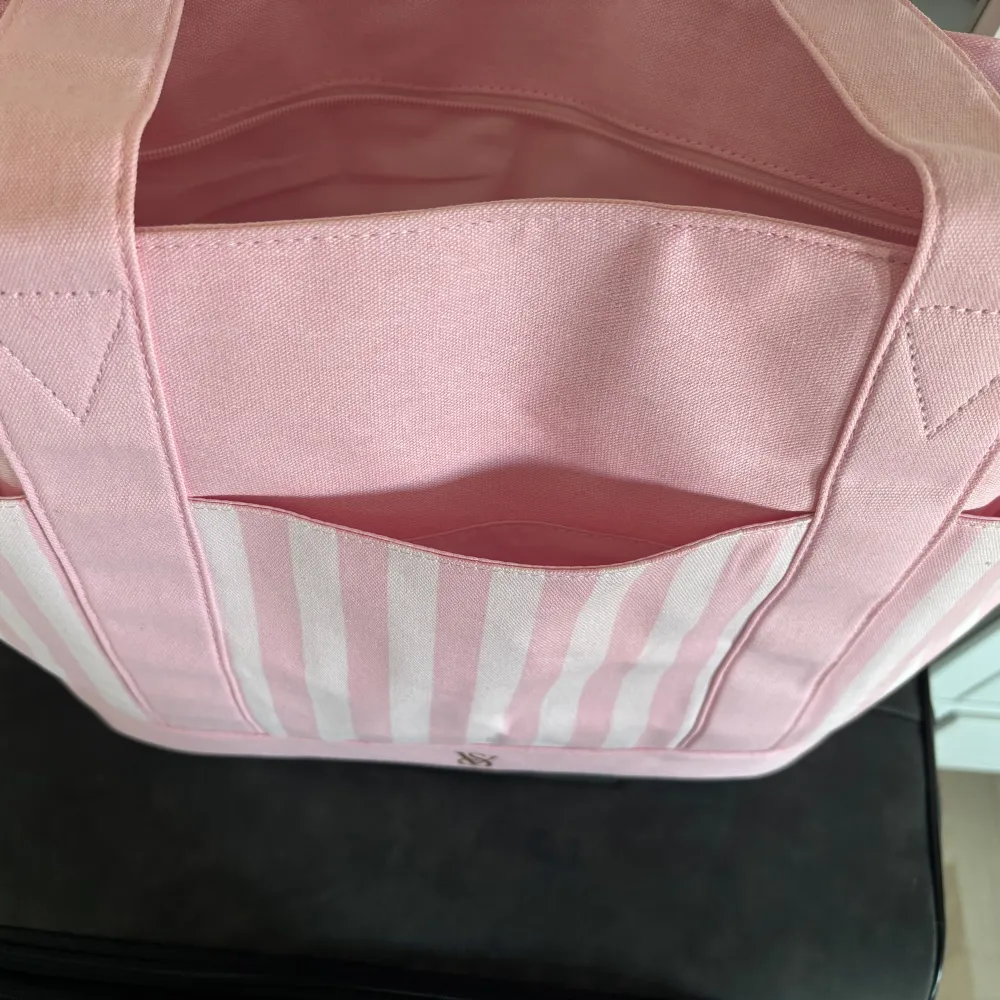 Snygg rosa shoppingväska / strandväska i tyg med rosa och vita ränder från Victorias Secret. Helt ny! . Laukut & Käsilaukut.
