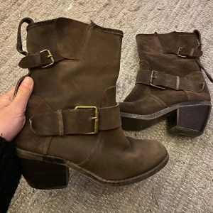 Bruna mocka boots🤍 - Snygga bruna boots i mocka med klack och spännen.   Väldigt bekväma att gå i🤍